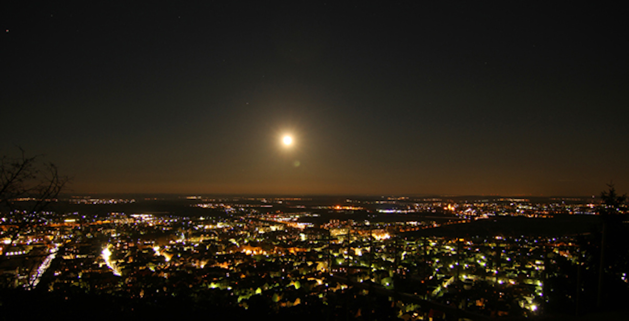 Heller als der volle Mond präsentiert sich die urbane Gesellschaft in der Nacht. Hier schweift der Blick über Bad Nauheim und der südöstlichen Wetterau. Foto: W. Gröning